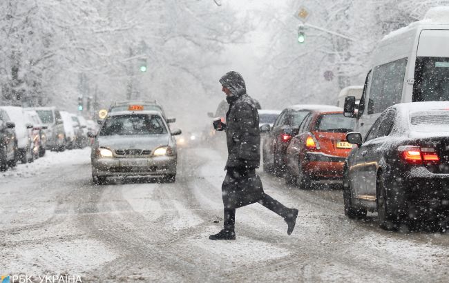 Транспортный коллапс в Украине: на дорогах снежные заносы и пробки