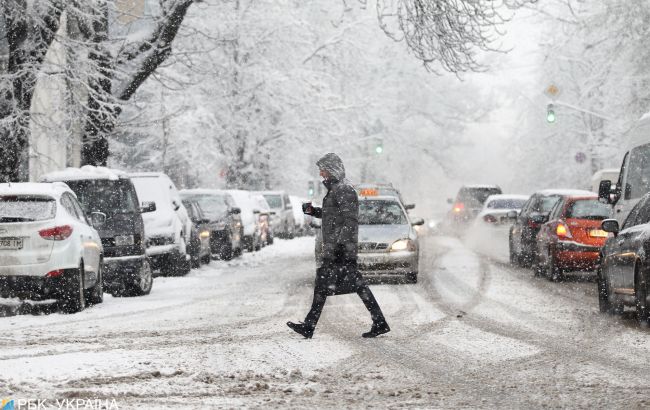 Сніг, ожеледиця та шквальний вітер: в Україні попередили про погіршення погоди