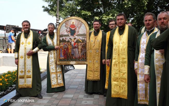 Українці оцінили авторитет церкви та рівень моральності священнослужителів