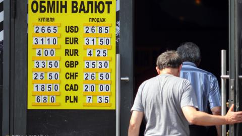 Доллар берет верх: из-за чего девальвирует гривна и что ждет валютный рынок к осени