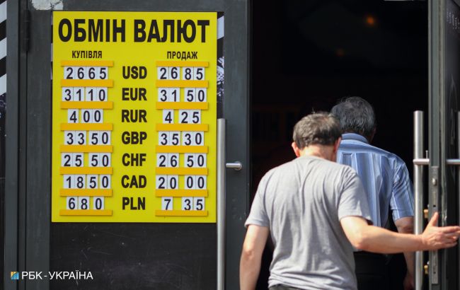 Долар і євро знижуються на готівковому ринку