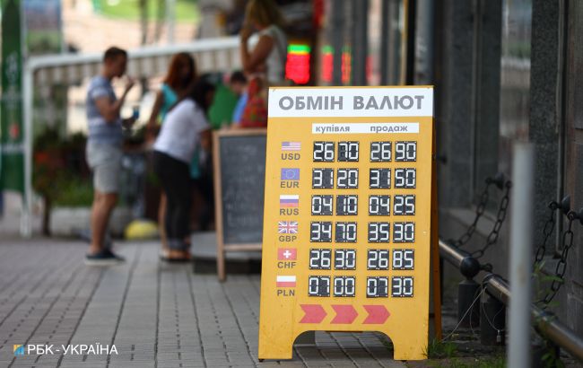 Доллар и евро снижаются на наличном рынке