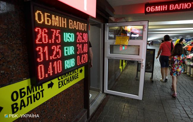 Доллар и евро снижаются на наличном рынке