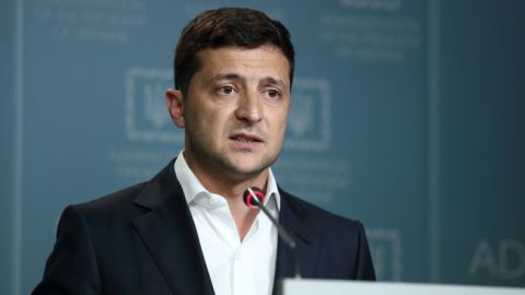 Зеленський захриплим голосом повідомив про застуду (відео)