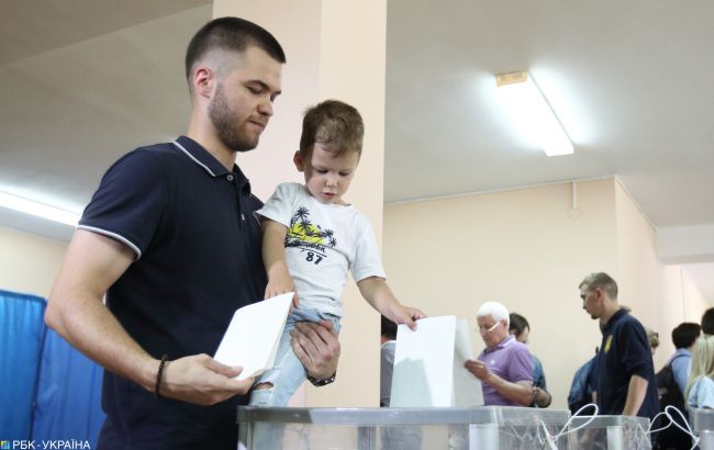 "Европейская солидарность" на выборах в Киевсовет опережает "Слугу народа", - опрос