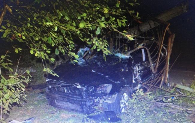 Во Львовской области автомобиль въехал в электроопору, есть погибшие