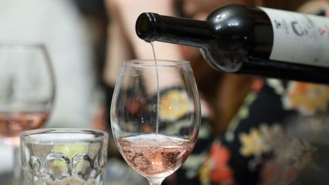 Врач рассказал, почему нельзя пить алкоголь на голодный желудок