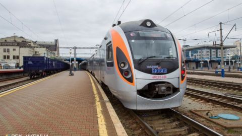 Названо число пассажиров, которые будут встречать Новый год в поездах