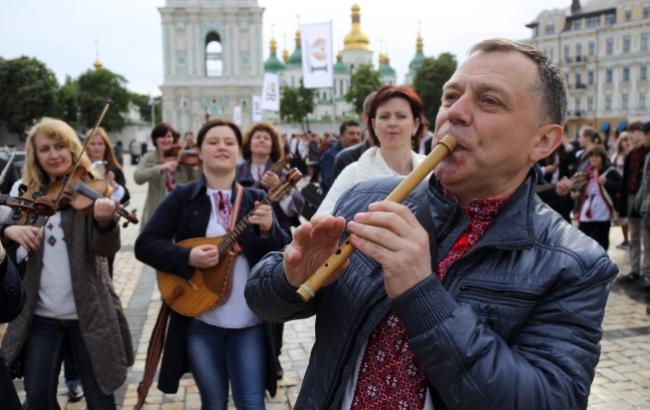 В День вышиванки киевляне соединили два берега столицы живой цепью