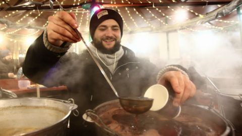 Безопасная доза: медики развеяли мифы о самом популярном зимнем напитке