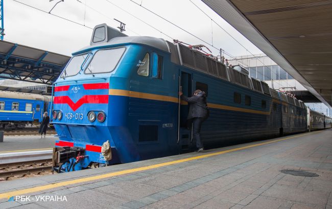 Низка потягів в Україні курсуватимуть із затримкою протягом тижня: які та чому