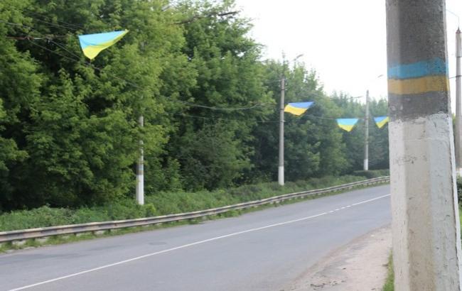 "Партизаны" украсили Славянск сине-желтыми флагами