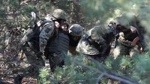 Військові на Донбасі потрапили під обстріл з мінометів та артилерії, є поранені