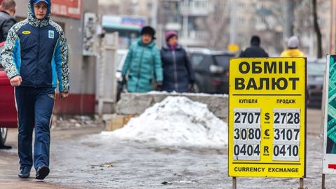 Піднеслися курсом: чому подешевшав долар і що чекає валютний ринок після виборів