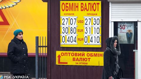 Долар та євро виросли на готівковому ринку