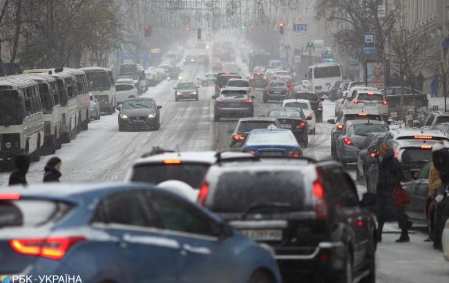 "Укравтодор" попереджає про проблеми на дорогах через снігопади