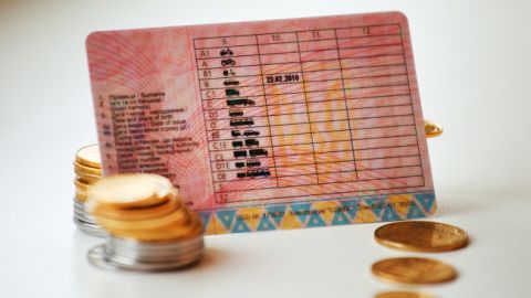 В Україні призупинена видача водійських прав