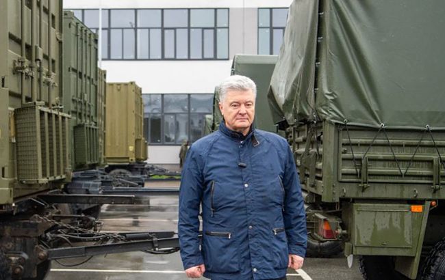 Порошенко везе на фронт чергову партію техніки для десантників, морпіхів та артилерії