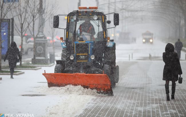 Киев засыпает снегом, водителей просят не выезжать