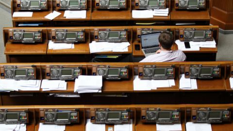 Чим нардепи займаються в порожній Раді в розпал робочого дня (фото)