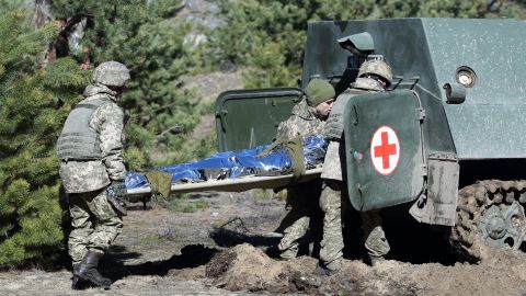 На Донбасі поранили трьох українських військових