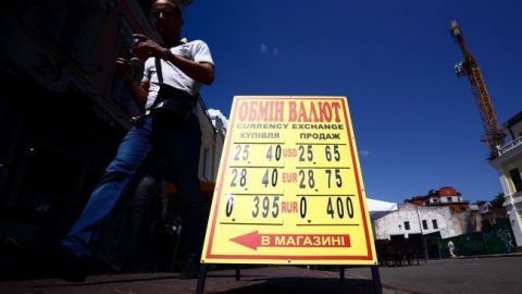 Курс долара ще трохи знизився на готівковому ринку