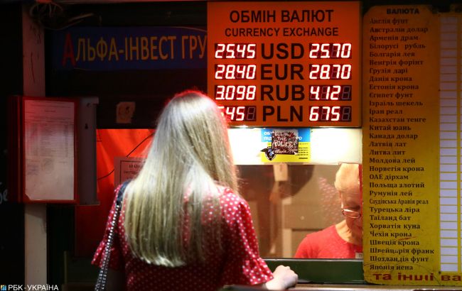 Доллар и евро снизились на наличном рынке