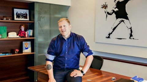 Участие комиков и юмористов в политике идет на пользу обществу, - экс-мэр Рейкьявика