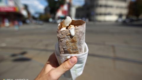 "Нельзя всех под одну нитку мерять": киевляне высказались о киосках с шаурмой