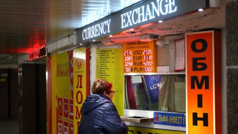 Долар і євро знижуються на готівковому ринку