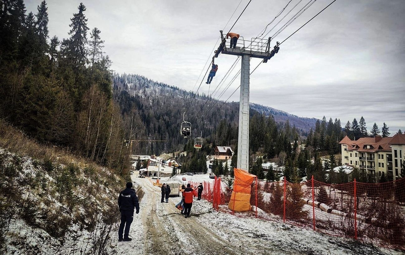 У Карпатах 80 туристів застрягли на підйомнику