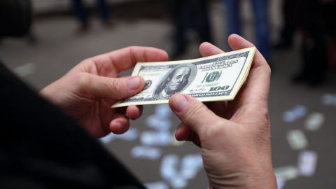 Субсидії заберуть за купівлю доларів: як перерахують знижки всім українцям