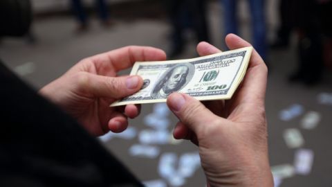 Треть всех денежных переводов в Украину приходит из одной страны