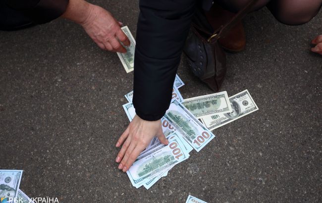 У Житомирській обл. на хабарі 35 тис. доларів затримали сільського голову