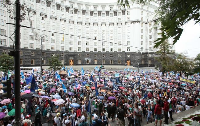 Профсоюзы пикетировали Кабмин и Раду против роста тарифов на ЖКХ