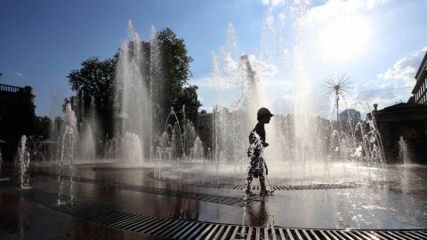 Перегрів і тепловий удар у дітей: медики розповіли про симптоми та як надати допомогу