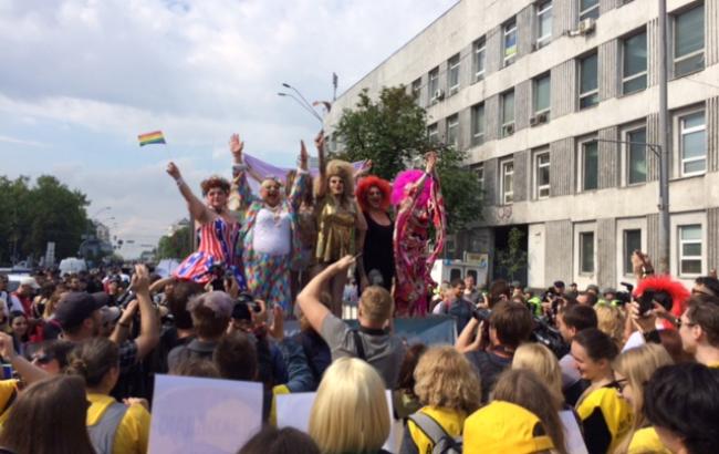 На метро Льва Толстого в Киеве на иностранца-участника Марша равенства напали противники акции