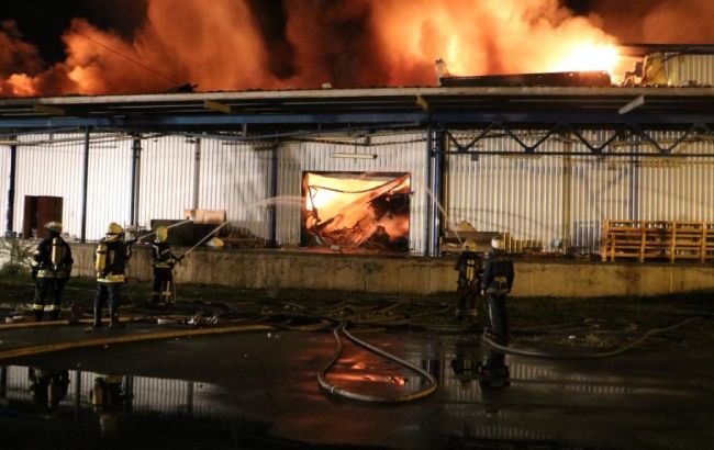 У Києві горів склад полімерних матеріалів