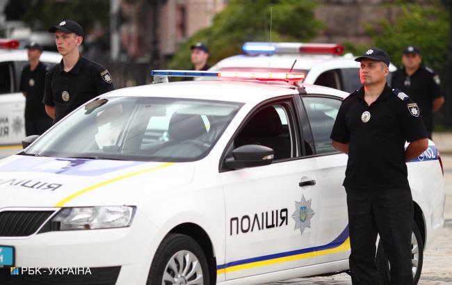 "Не грози Южному централу": в сети показали странную драку полиции Харькова посреди дороги (видео)