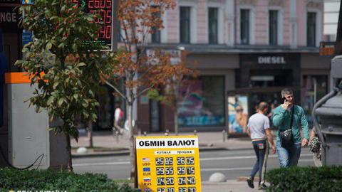 Готівковий курс долара у продажу незначно знизився