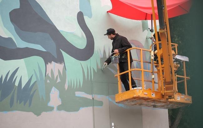 Известный аргентинский художник украсил стену Киевской гимназии