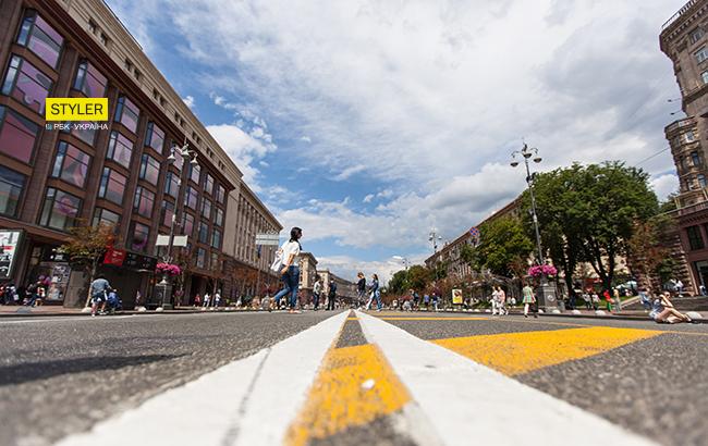 В центре Киева заметили коммунистические плакаты и советские авто (фото)