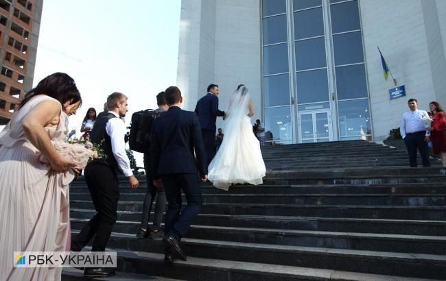 В 2019 году зарегистрировали в 6 раз больше браков, чем разводов, - Минюст