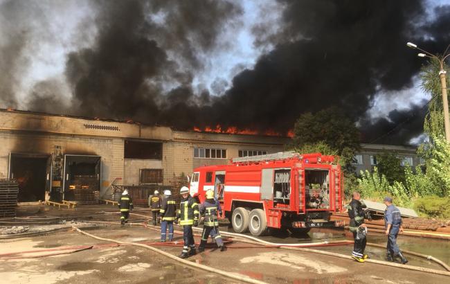 В Житомире горят склады картонного комбината