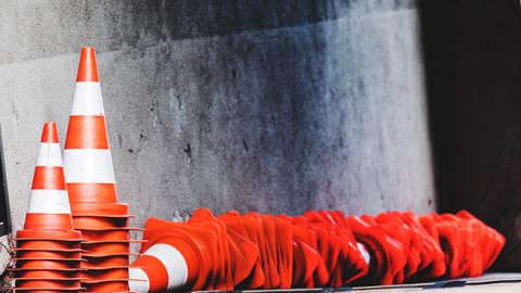 У Туреччині автобус зірвався зі скелі, загинули щонайменше дві людини