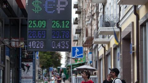 Готівковий курс долара у продажу знизився до 26,41 гривні/долар