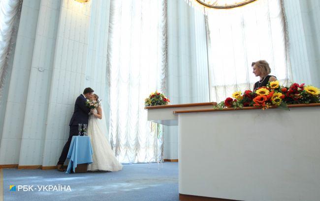 "Свадебный бизнес". Женщина с инвалидностью "продавала" мужчинам выезд из Украины