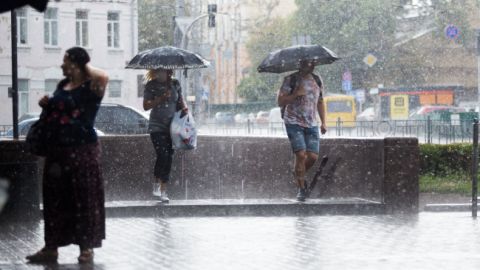 Накроет жуткими грозами и похолодает: где испортится погода