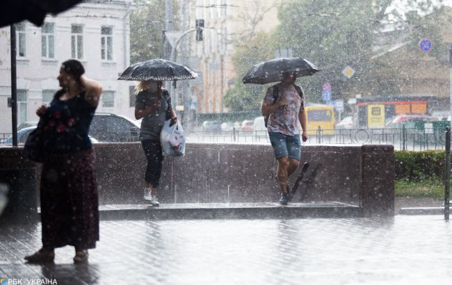 Штормовий вітер, гроза та злива: синоптики попередили про різке погіршення погоди