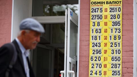 Курс долара впав нижче 25 грн вперше за три роки